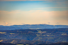 Schnee auf dem Feldberg Mitte Mai aus Nordosten im Ortsteil Rinken in Hinterzarten im Bundesland Baden-Württemberg, Deutschland