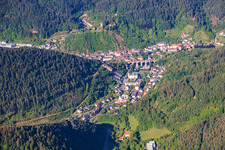 Stadtansicht mit Reichenbachviadukt im Reichenbachtal aus Nordosten in Hornberg im Bundesland Baden-Württemberg, Deutschland