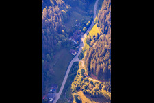 Talstraße am Reichenbach mit Heizmershof in Hornberg im Bundesland Baden-Württemberg, Deutschland