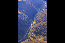 Talstraße am Reichenbach mit Heizmershof in Hornberg im Bundesland Baden-Württemberg, Deutschland