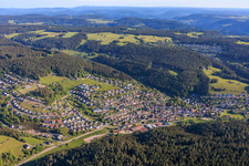 Ortsansicht im Schiltach-Tal aus Süden im Ortsteil Tennenbronn in Schramberg im Bundesland Baden-Württemberg, Deutschland