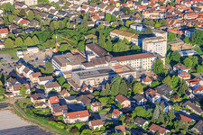 Baustelle für den NEUBAU der NOTAUFNAHME, INTENSIVMEDIZIN UND DIAGNOSTIKBEREICHE der Asklepios Südpfalzkliniken GmbH. Projektsteuerung: BPM Bau- und Projektmanagement Hart GmbH. BPM Architektur, Planung + Objektüberwachung: alsh sander hofrichter architekten GmbH Gesellschaft für Architektur und Generalplanung. Planungsbüro Noll GmbH , TGA-Planung / Heizung-Lüftung-Sanitär-Medizinische Gase-Gebäudeautomation, TGA-Planung / Stark- u. Schwachstromtechnische Anlagen / Fördertechnik: DE-Plan GmbH & Co. KG, Tragwerksplanung: ZPP Ingenieure AG, Freianlagen hofmann_röttgen Landschaftsarchitekten BDLA, Brandschutz: Rieser-Wessel Brandschutzsachverständige & Ingenieure PartG mbB und Bauphysik / Schallschutz-Akustik: Ingenieurbüro Seidel in Kandel im Bundesland Rheinland-Pfalz, Deutschland