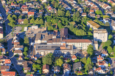 Baustelle für den NEUBAU der NOTAUFNAHME, INTENSIVMEDIZIN UND DIAGNOSTIKBEREICHE der Asklepios Südpfalzkliniken GmbH. Projektsteuerung: BPM Bau- und Projektmanagement Hart GmbH. BPM Architektur, Planung + Objektüberwachung: alsh sander hofrichter architekten GmbH Gesellschaft für Architektur und Generalplanung. Planungsbüro Noll GmbH , TGA-Planung / Heizung-Lüftung-Sanitär-Medizinische Gase-Gebäudeautomation, TGA-Planung / Stark- u. Schwachstromtechnische Anlagen / Fördertechnik: DE-Plan GmbH & Co. KG, Tragwerksplanung: ZPP Ingenieure AG, Freianlagen hofmann_röttgen Landschaftsarchitekten BDLA, Brandschutz: Rieser-Wessel Brandschutzsachverständige & Ingenieure PartG mbB und Bauphysik / Schallschutz-Akustik: Ingenieurbüro Seidel in Kandel im Bundesland Rheinland-Pfalz, Deutschland
