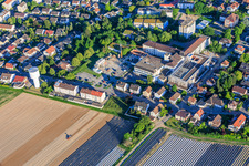 Baustelle für den NEUBAU der NOTAUFNAHME, INTENSIVMEDIZIN UND DIAGNOSTIKBEREICHE der Asklepios Südpfalzkliniken GmbH. Projektsteuerung: BPM Bau- und Projektmanagement Hart GmbH. BPM Architektur, Planung + Objektüberwachung: alsh sander hofrichter architekten GmbH Gesellschaft für Architektur und Generalplanung. Planungsbüro Noll GmbH , TGA-Planung / Heizung-Lüftung-Sanitär-Medizinische Gase-Gebäudeautomation, TGA-Planung / Stark- u. Schwachstromtechnische Anlagen / Fördertechnik: DE-Plan GmbH & Co. KG, Tragwerksplanung: ZPP Ingenieure AG, Freianlagen hofmann_röttgen Landschaftsarchitekten BDLA, Brandschutz: Rieser-Wessel Brandschutzsachverständige & Ingenieure PartG mbB und Bauphysik / Schallschutz-Akustik: Ingenieurbüro Seidel in Kandel im Bundesland Rheinland-Pfalz, Deutschland