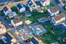 Baustelle zum Neubau eine Mehrfamilienhaus in der Konrad-Adenauer-Straße in Herxheim bei Landau im Bundesland Rheinland-Pfalz, Deutschland