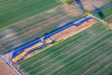 Erdaushub vom zweiten Bohrplatz auf dem Trappelberg des Lionheart-Projekts der Vulcan Energy für die zukünftige klimaneutrale Wärmeversorgung der Stadt Landau sowie Lithiumextraktion und Stromproduktion durch ORC-Anlage in Rohrbach im Bundesland Rheinland-Pfalz, Deutschland