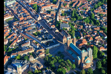 Maximilianstraße von Osten mit Historisches Museum der Pfalz und Dom in Speyer im Bundesland Rheinland-Pfalz, Deutschland
