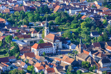 Protestantische Kirche Böhl, Johannes-Fink-Grundschule Böhl und Katholische Kirche Allerheiligen Böhl in Böhl-Iggelheim im Bundesland Rheinland-Pfalz, Deutschland