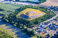 Begrünte Deponie mit PV-Anlage an der Kläranlage Speyer im Ortsteil Ludwigshof im Bundesland Rheinland-Pfalz, Deutschland