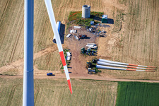 Abriss und Zerlegen der vier Altanlagen (GE 1.5) aus 2004 nach Repowering des Windpark Minfeld in Kandel im Bundesland Rheinland-Pfalz, Deutschland