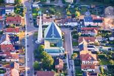 Modernes Gebäude mit PV-Dach der Prot. Christuskirche in Speyer im Bundesland Rheinland-Pfalz, Deutschland