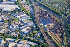 Gleise und Halle am Güterbahnhof der DB Cargo AG sowie Rhenus im Ortsteil Neckarau in Mannheim im Bundesland Baden-Württemberg, Deutschland