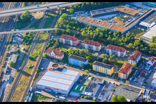 Wohnsiedlungsbauten und Pepperl+Fuchs Vertrieb Deutschland GmbH in der Franz-Grashof-Straße von Westen im Ortsteil Neckarau in Mannheim im Bundesland Baden-Württemberg