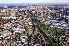 Stadtansicht aus Südosten beidseits der Bahngleise bis zum Rhein im Ortsteil Lindenhof in Mannheim im Bundesland Baden-Württemberg, Deutschland