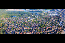Stadtteilpanorama aus Osten bis zum Stollenwörthweiher und Parkinsel jenseits des Rheins im Ortsteil Almenhof in Mannheim im Bundesland Baden-Württemberg, Deutschland