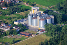 Silos und Produktionsgebäude der Mühle Cornexo GmbH von Nordosten in Freimersheim im Bundesland Rheinland-Pfalz, Deutschland