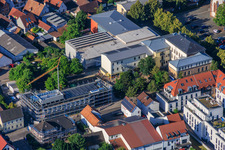 Baustelle des Neubau der VERBANDSGEMEINDE KANDEL für Mensagebäude der Ludwig-Riedinger-Grundschule. zwo/elf Architekten PartmbB Erdbauarbeiten: Gaudier Erd-u. Rückbau GmbH Fensterarbeiten: Trumpf Metallbau GmbH FREIANLAGEN: Bauer.Landschaftsarchitekten HAUSTECHNIK: Bender+Urich GmbH & Co.KG TRAGWERK: Ingenieurbüro Sikora Fassadenarbeiten: AS-Fassaden GmbH Rohbauarbeiten:Wünschel BAU GmbH Elektroarbeiten: Wieland & Schultz GmbH RLP-Ministerium für Bildung, Wissenschaft, Weiterbildung und Kultur in Kandel im Bundesland Rheinland-Pfalz, Deutschland