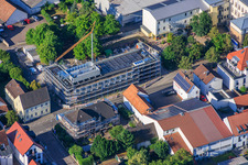 Baustelle des Neubau der VERBANDSGEMEINDE KANDEL für Mensagebäude der Ludwig-Riedinger-Grundschule. zwo/elf Architekten PartmbB Erdbauarbeiten: Gaudier Erd-u. Rückbau GmbH Fensterarbeiten: Trumpf Metallbau GmbH FREIANLAGEN: Bauer.Landschaftsarchitekten HAUSTECHNIK: Bender+Urich GmbH & Co.KG TRAGWERK: Ingenieurbüro Sikora Fassadenarbeiten: AS-Fassaden GmbH Rohbauarbeiten:Wünschel BAU GmbH Elektroarbeiten: Wieland & Schultz GmbH RLP-Ministerium für Bildung, Wissenschaft, Weiterbildung und Kultur in Kandel im Bundesland Rheinland-Pfalz, Deutschland