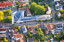 Modernes Gebäude mit PV-.Dächern von St. Konrad, katholische Kirche in Speyer im Bundesland Rheinland-Pfalz, Deutschland
