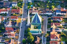 Modernes Gebäude mit PV-Dach der Prot. Christuskirche in Speyer im Bundesland Rheinland-Pfalz, Deutschland