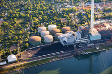 Öltanks und Steinkohlehalde des Grosskraftwerk Mannheim GKM am Rhein im Ortsteil Neckarau im Bundesland Baden-Württemberg, Deutschland