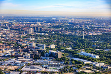 Stadtansicht aus Südosten mit Luisenpark und Fernmeldeturm im Ortsteil Oststadt in Mannheim im Bundesland Baden-Württemberg, Deutschland