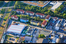Wohnsiedlungsbauten und Pepperl+Fuchs Vertrieb Deutschland GmbH in der Franz-Grashof-Straße von Westen im Ortsteil Neckarau in Mannheim im Bundesland Baden-Württemberg