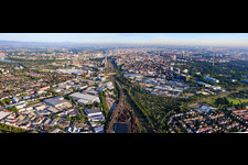 Stadtteilansicht aus Osten beidseits der Bahngleise bis zum Rhein mit Rhenus Automotive und John Deere GmbH & Co KG vorn Gewerbegebiet Fahrlach im Ortsteil Almenhof in Mannheim im Bundesland Baden-Württemberg, Deutschland
