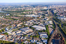 Stadtteilansicht aus Osten von den Bahngleisen bis zum Rhein mit Rhenus Automotive und John Deere GmbH & Co KG im Ortsteil Almenhof in Mannheim im Bundesland Baden-Württemberg, Deutschland