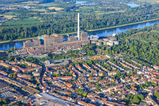Alte Gebäude des Grosskraftwerk Mannheim am Rheinufer aus Norden im Ortsteil Neckarau im Bundesland Baden-Württemberg, Deutschland