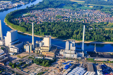 Neuere Blöcke des Grosskraftwerk Mannheim am Rheinufer im Hintergrund Altrip im Ortsteil Neckarau im Bundesland Baden-Württemberg, Deutschland