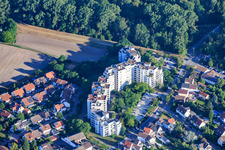 Moderen Wohnhochäuser an der Ludwigshafener Straße u. Ranschgraben in Neuhofen im Bundesland Rheinland-Pfalz, Deutschland