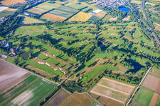 Golfplatz des Golfpark Kurpfalz östlich der Bahn in Schifferstadt im Bundesland Rheinland-Pfalz, Deutschland