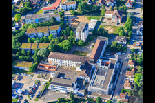 Baustelle für den NEUBAU der NOTAUFNAHME, INTENSIVMEDIZIN UND DIAGNOSTIKBEREICHE der Asklepios Südpfalzkliniken GmbH. Projektsteuerung: BPM Bau- und Projektmanagement Hart GmbH. BPM Architektur, Planung + Objektüberwachung: alsh sander hofrichter architekten GmbH Gesellschaft für Architektur und Generalplanung. Planungsbüro Noll GmbH , TGA-Planung / Heizung-Lüftung-Sanitär-Medizinische Gase-Gebäudeautomation, TGA-Planung / Stark- u. Schwachstromtechnische Anlagen / Fördertechnik: DE-Plan GmbH & Co. KG, Tragwerksplanung: ZPP Ingenieure AG, Freianlagen hofmann_röttgen Landschaftsarchitekten BDLA, Brandschutz: Rieser-Wessel Brandschutzsachverständige & Ingenieure PartG mbB und Bauphysik / Schallschutz-Akustik: Ingenieurbüro Seidel in Kandel im Bundesland Rheinland-Pfalz, Deutschland