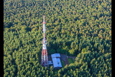 Rot-weisser Sendemast am Col du Pigeonnier in Wissembourg im Bundesland Bas-Rhin, Frankreich