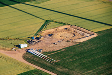 Abriss und Zerlegen der vier Altanlagen (GE 1.5) aus 2004 nach Repowering des Windpark Minfeld im Bundesland Rheinland-Pfalz, Deutschland