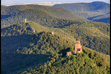 Drei Burgen: Trifels, Anebos, Jungturm Münz und renovierter Tumr Scharfenberg im Ortsteil Bindersbach in Annweiler am Trifels im Bundesland Rheinland-Pfalz, Deutschland