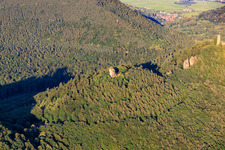 Felsen und Burgen: Anebos, Jungturm Münz und enovierter Tumr Scharfenberg in Leinsweiler im Bundesland Rheinland-Pfalz, Deutschland