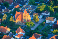Kath. Kirche St. Michael im letzten Abendklicht in Insheim im Bundesland Rheinland-Pfalz, Deutschland