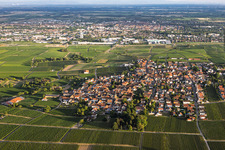 Winzerdorf aus Norden im Ortsteil Nußdorf in Landau in der Pfalz im Bundesland Rheinland-Pfalz, Deutschland