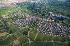 Winzerstadt aus Nordwesten im Ortsteil Godramstein in Landau in der Pfalz im Bundesland Rheinland-Pfalz, Deutschland