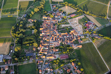 Dorfansicht von Westen am Abend mit Neubaugebiet am Weingut Lindenhof im Ortsteil Klingen in Heuchelheim-Klingen im Bundesland Rheinland-Pfalz, Deutschland