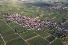 Winzerdorf aus Nordwesten in Roschbach im Bundesland Rheinland-Pfalz, Deutschland