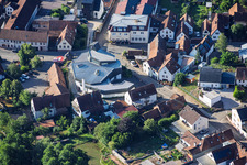 Modernes Kirchengebäude von St. Sebastian in der Dorfmitte in Silz im Bundesland Rheinland-Pfalz, Deutschland