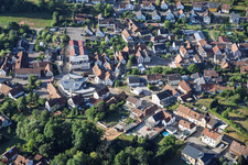 Modernes Kirchengebäude von St. Sebastian und Landgasthof Zur Linde in der Dorfmitte in Silz im Bundesland Rheinland-Pfalz, Deutschland