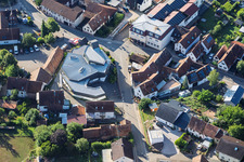Modernes Kirchengebäude von St. Sebastian und Landgasthof Zur Linde in der Dorfmitte in Silz im Bundesland Rheinland-Pfalz, Deutschland