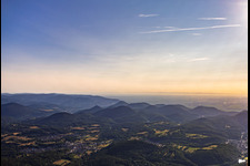 Pfälzerwald bis zur Rheinebene am Morgen aus Südwesten in Völkersweiler im Bundesland Rheinland-Pfalz, Deutschland