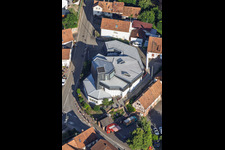 Modernes Kirchengebäude von St. Sebastian in der Dorfmitte in Silz im Bundesland Rheinland-Pfalz, Deutschland