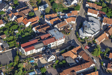 Modernes Kirchengebäude von St. Sebastian und Landgasthof Zur Linde in der Dorfmitte in Silz im Bundesland Rheinland-Pfalz, Deutschland