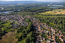 Dorfansicht aus Nordwesten an der Mündung der Sauer in den Rhein in Munchhausen im Bundesland Bas-Rhin, Frankreich